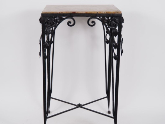 Vente aux enchères Guéridon Art Déco piétement en fer forgé martelé et ajouré, à décor de
