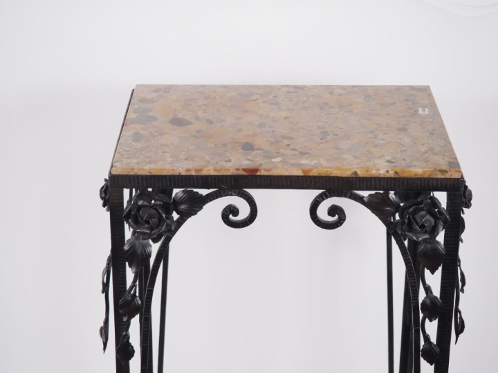 Guéridon Art Déco piétement en fer forgé martelé et ajouré, à décor de