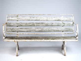 Vente aux enchères Banc de jardin de style Art Nouveau en bois et fer forgé.  (à restaure