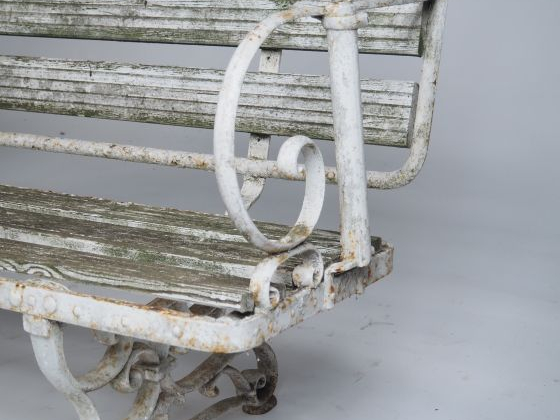 Banc de jardin de style Art Nouveau en bois et fer forgé.  (à restaure
