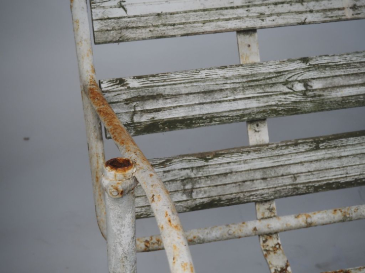 Banc de jardin de style Art Nouveau en bois et fer forgé.  (à restaure