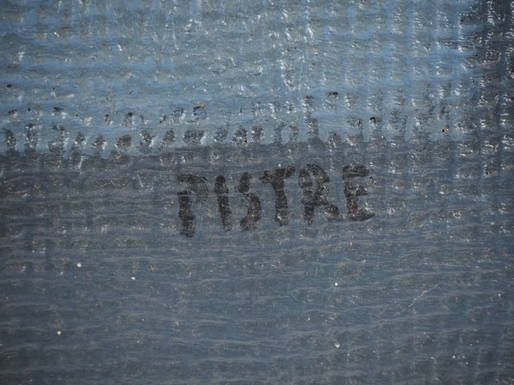 PISTRE.  "Géométrique sur filet" Huile sur papier ou toile marouflée s