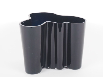 Vente aux enchères Alvar AALTO.  Vase "Savoy" en verre polylobé bleu nuit Signé H. 16,5 x