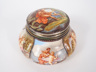 Vente aux enchères Boîte couverte XVIIIème allemande en argent et émail à décor de person