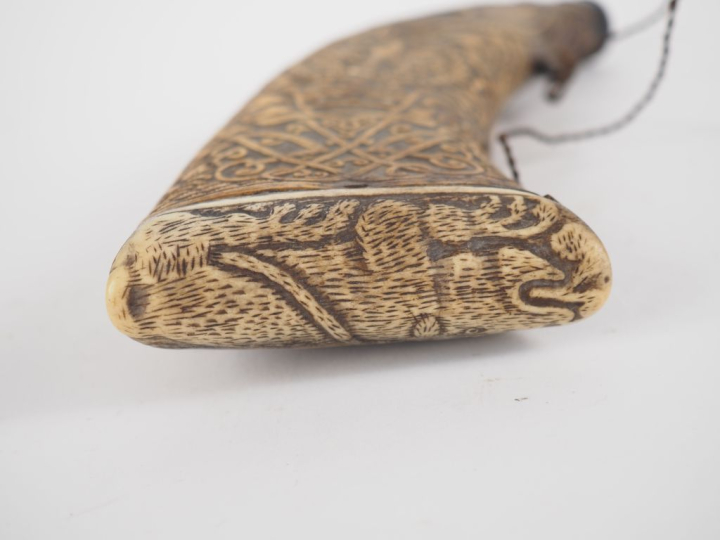 Poire à poudre XIXème de style Renaissance en os ou corne sculptée à d