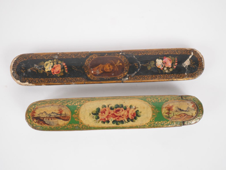 Deux différents plumiers en carton bouilli à décor de fleurs de paysag