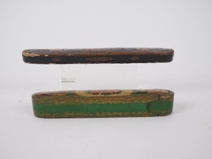 Deux différents plumiers en carton bouilli à décor de fleurs de paysag