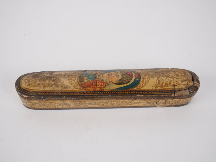 Plumier en carton bouilli à décor de rinceaux dorés et d'une femme cou