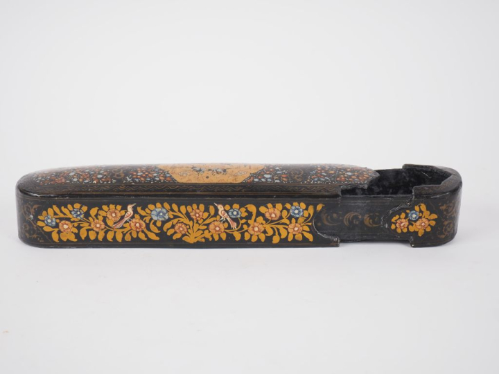 Plumier dit Qalamdan en carton bouilli à décor de rinceaux polychromes