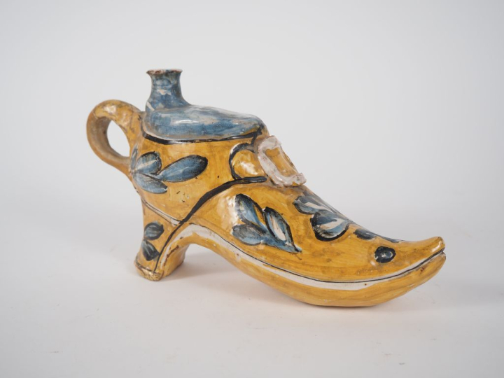 Encrier en majolique italienne figurant un soulier. Dim. 14 x 25 cm. (