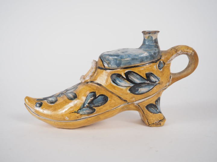 Encrier en majolique italienne figurant un soulier. Dim. 14 x 25 cm. (