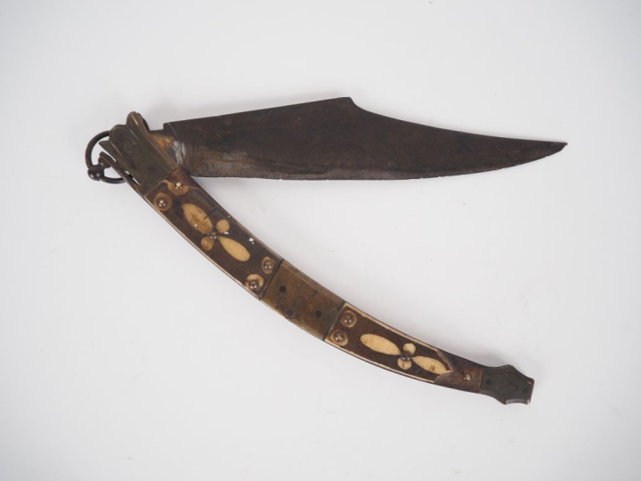 Navaja en métal, manche en corne et bois à décor de fleurs stylisées. 