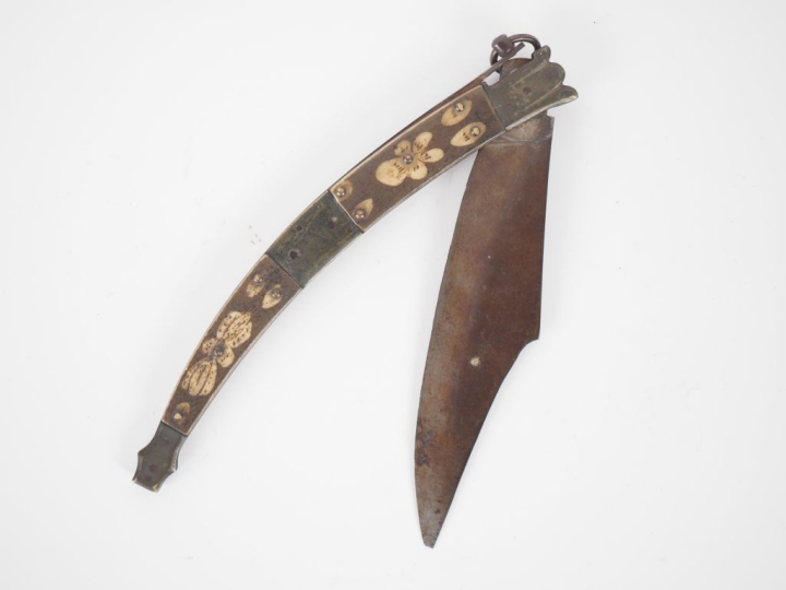 Navaja en métal, manche en corne, bois et laiton à décor de feuillages