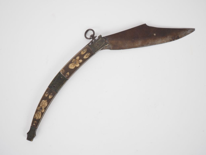 Navaja en métal, manche en corne, bois et laiton à décor de feuillages