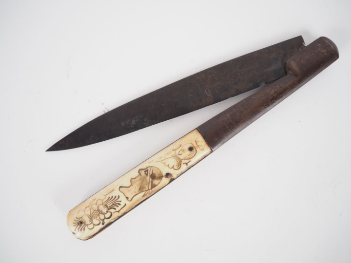 Couteau corse, manche en corne à décor de tête de maure et de fleurett