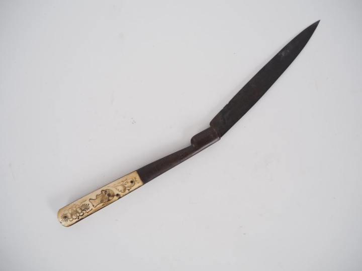Couteau corse, manche en corne à décor de tête de maure et de fleurett