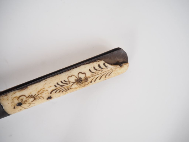 Couteau corse, manche en corne à décor de tête de maure et de fleurett