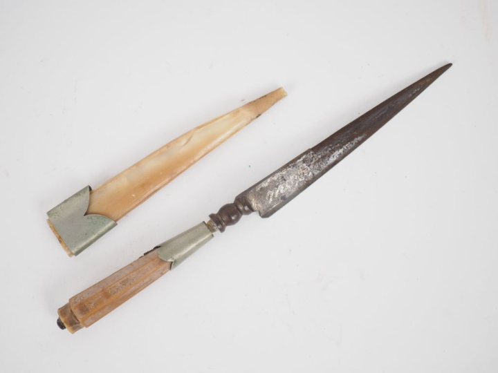Stylet corse XVIIIème. L. 18,5 cm. (Manque, petits accidents).