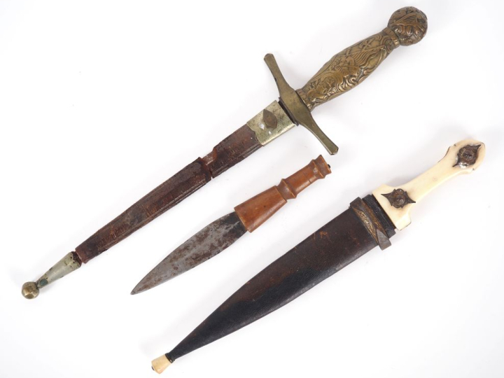3 différents couteaux en métal, laiton, os et bois. L. de 17 à 34 cm.