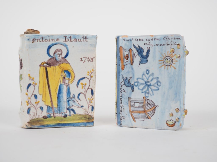 NEVERS (dans le goût de). Deux secouettes en faîence polychrome. Dim. 