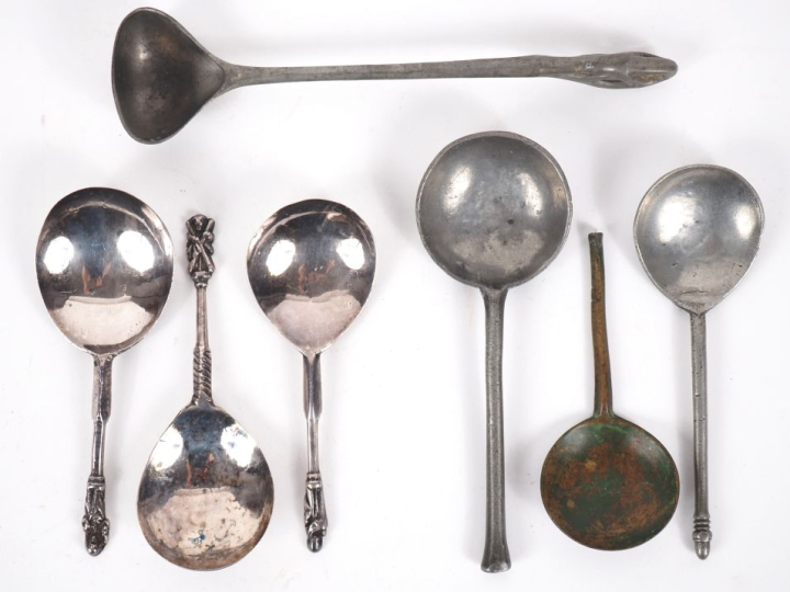 Sept différentes cuillères anciennes en étain, bronze et argent. L. de