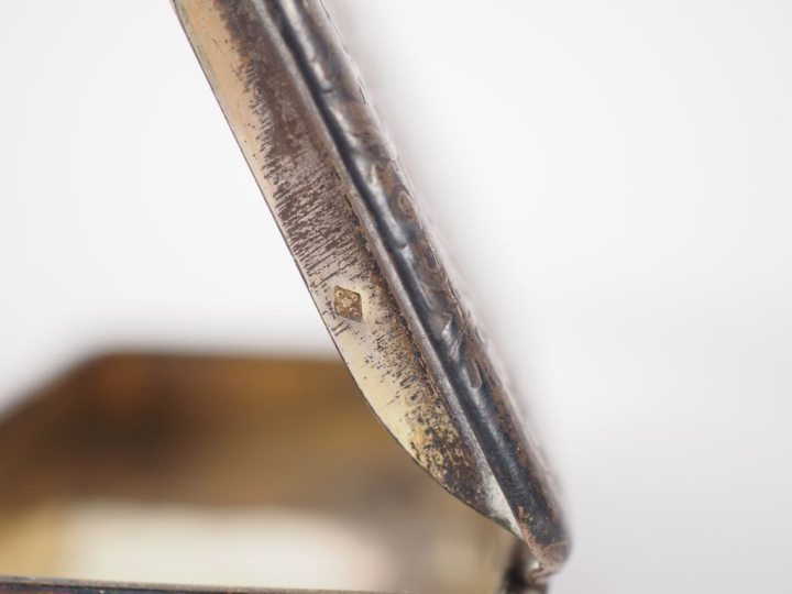 Tabatière en argent 925 à décor de rinceaux feuillagés. Poinçon Minerv