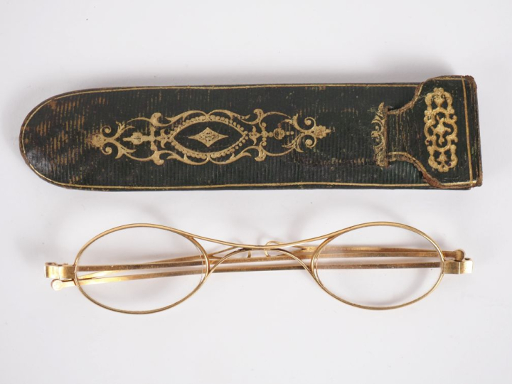 Paire de lunettes XIXème en or jaune 750, dans leur étui en cuir. Poin