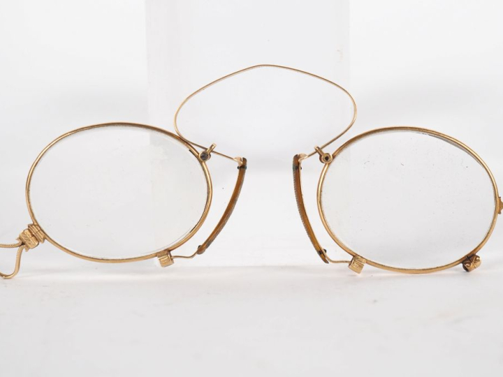 Lunettes 1900 en or jaune et verre. L. 10 cm. Poids tel. 16,2 g. Poids