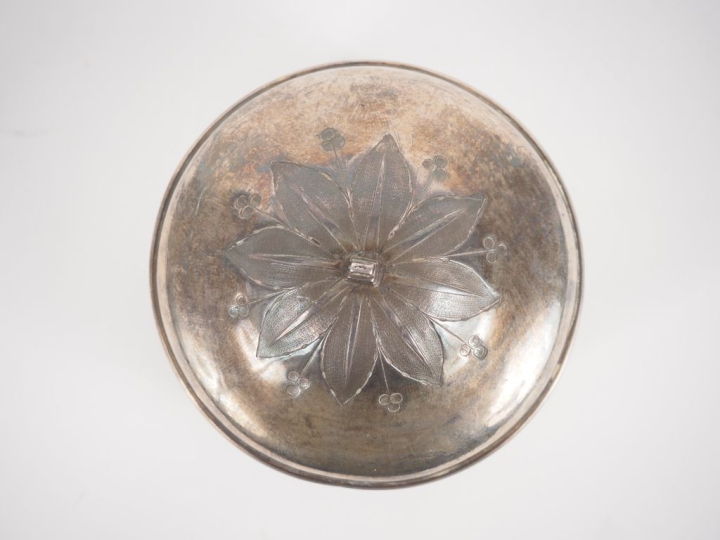 Petit ciboire XIXème en argent ciselé à décor de fleur épanouie. Poinç