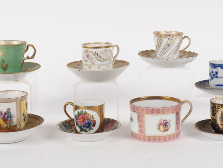 Collection de 17 tasses et sous tasses XIXème et XXème en porcelaine. 