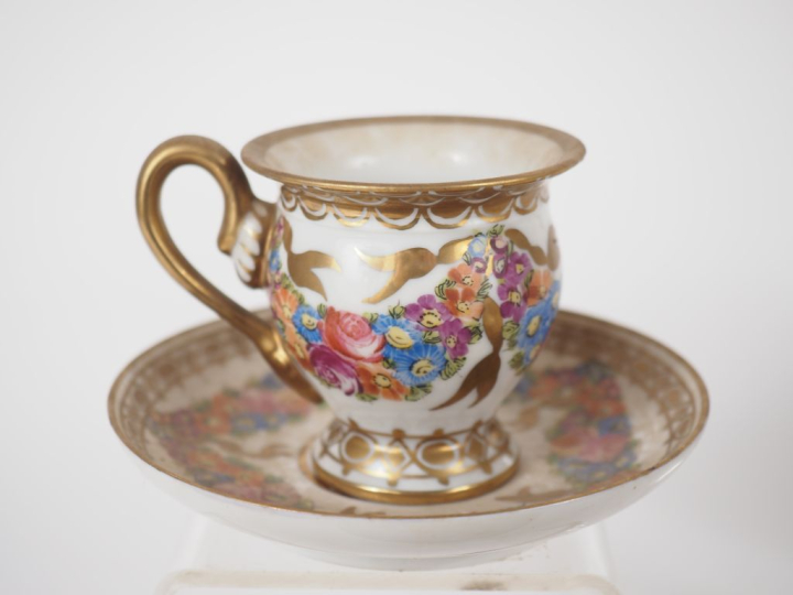 Collection de 17 tasses et sous tasses XIXème et XXème en porcelaine. 