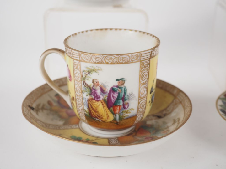 Collection de 17 tasses et sous tasses XIXème et XXème en porcelaine. 