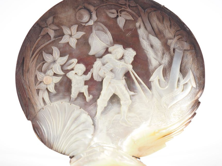 Coquillage sculpté à décor sculpté dans la nacre de jeune pêcheur. Dim