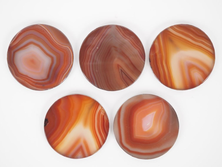 Suite de 5 dessous de verre en agate cerclés de métal argenté. Diam. 7