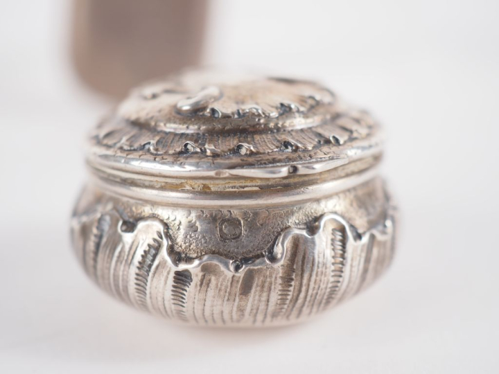 Deux différentes boîtes à pilules en argent 925. Poids. 46 g.   On y j