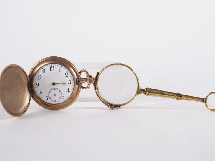 Ensemble comprenant :  - une montre de poche aveugle en métal doré.  C