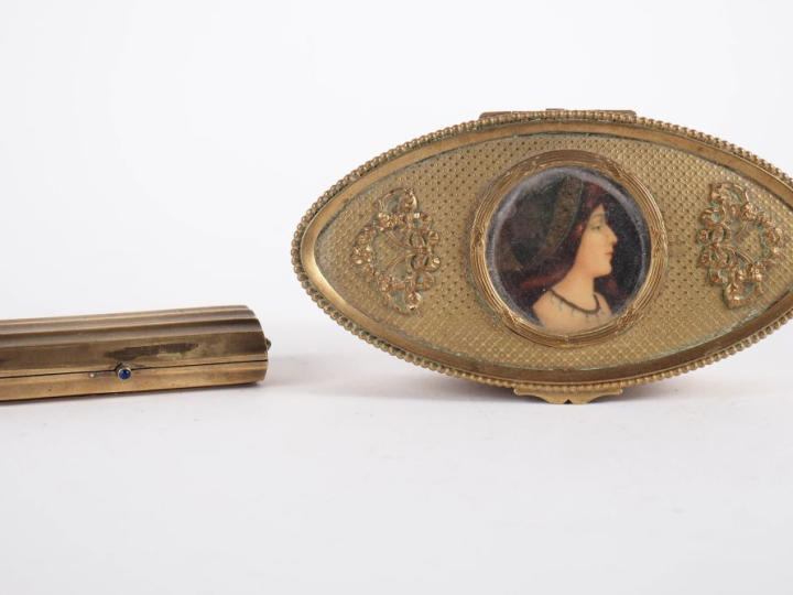 Boîte à bijoux en laiton doré et ciselé à décor de rinceaux feuillagés