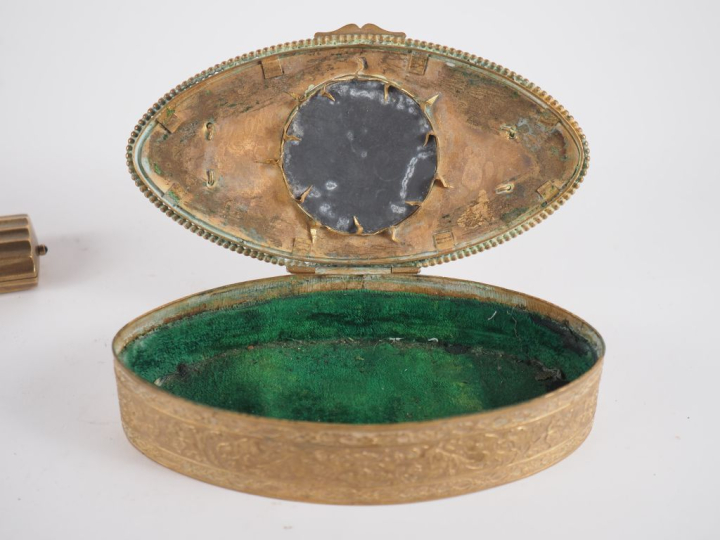 Boîte à bijoux en laiton doré et ciselé à décor de rinceaux feuillagés