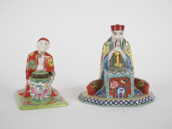 Un encrier et une lampe en porcelaine polychrome de Desvres figurant d