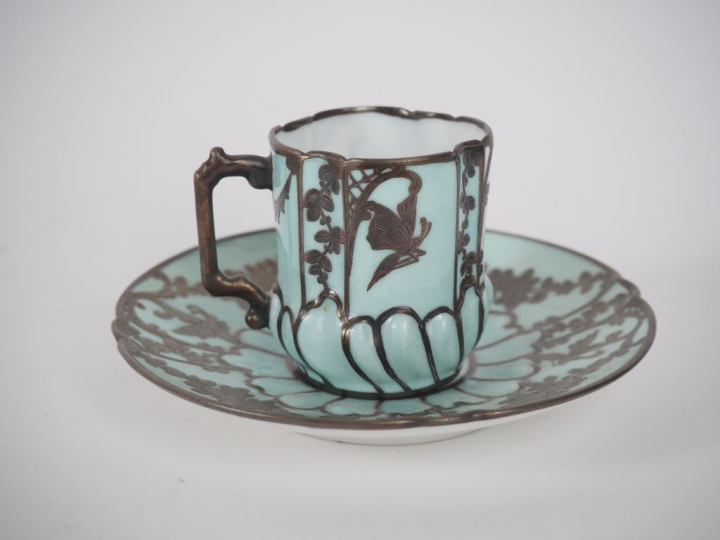 SEVRES (dans le goût de) Tasse et sous-tasse en porcelaine céladon à d