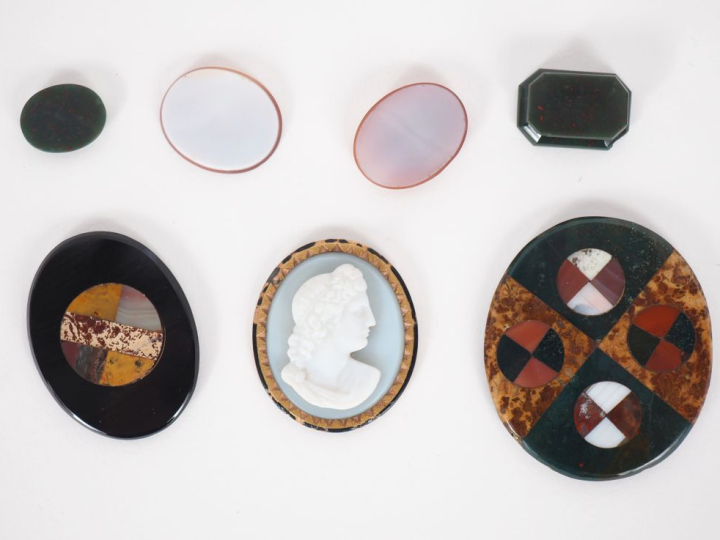 5 différents cabochons en pierre dure ou verre. On y joint un camée en