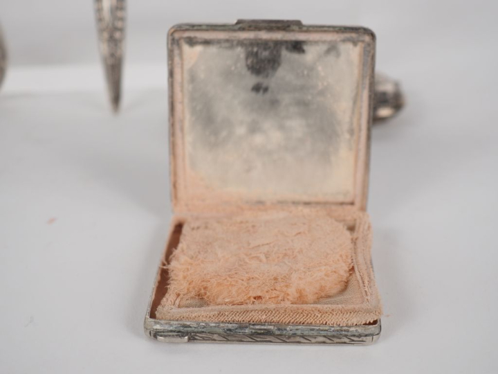 6 différentes boîtes à pilules, poudrier, porte monnaie, étui à crayon