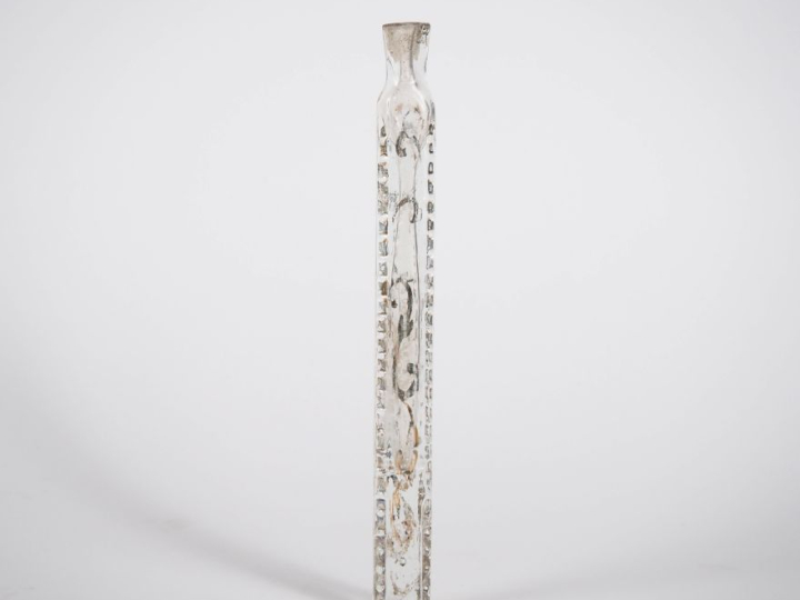 Flacon à sels en verre ou cristal à décor émaillé et doré. L. 18 cm.