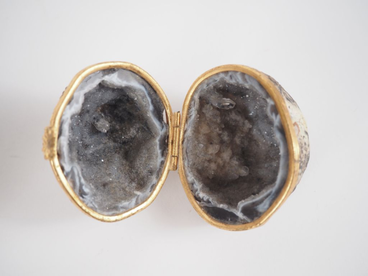 Quatre différentes boîtes en métal argenté, bois, pierre dure et verre
