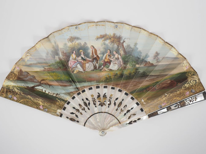 Eventail Xème en nacre à décor d'une scène galante. H. 27 cm. (Usures)
