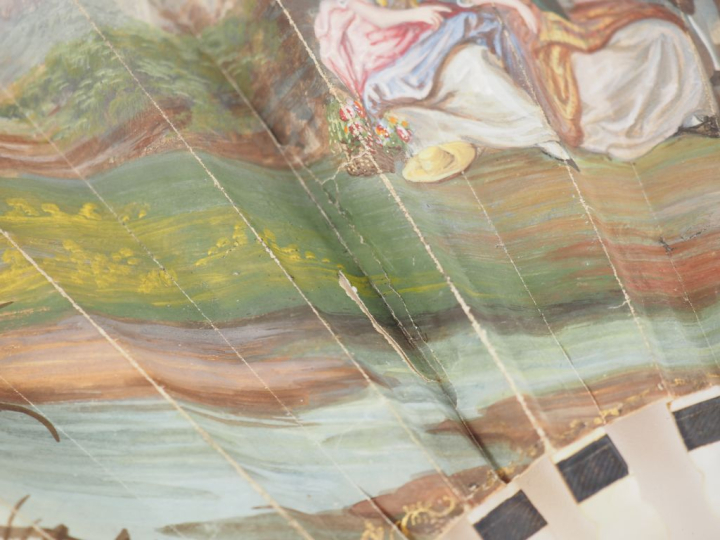 Eventail Xème en nacre à décor d'une scène galante. H. 27 cm. (Usures)