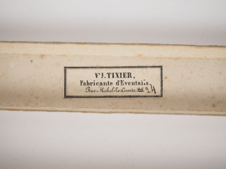 Eventail Xème en nacre à décor d'une scène galante. H. 27 cm. (Usures)