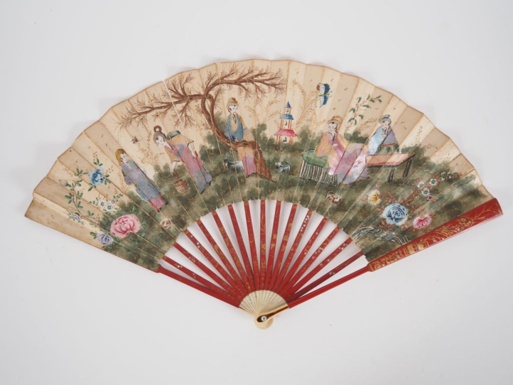 Eventail fin XIXème - début XXème de style Extrême-Orient en bois laqu