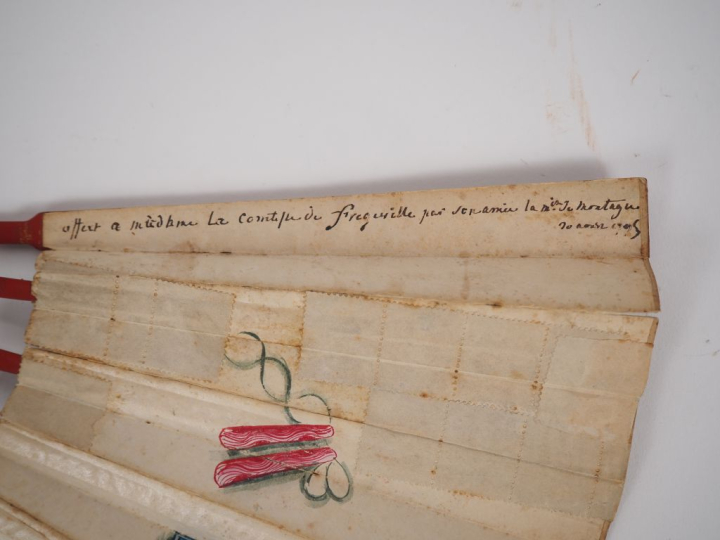 Eventail fin XIXème - début XXème de style Extrême-Orient en bois laqu