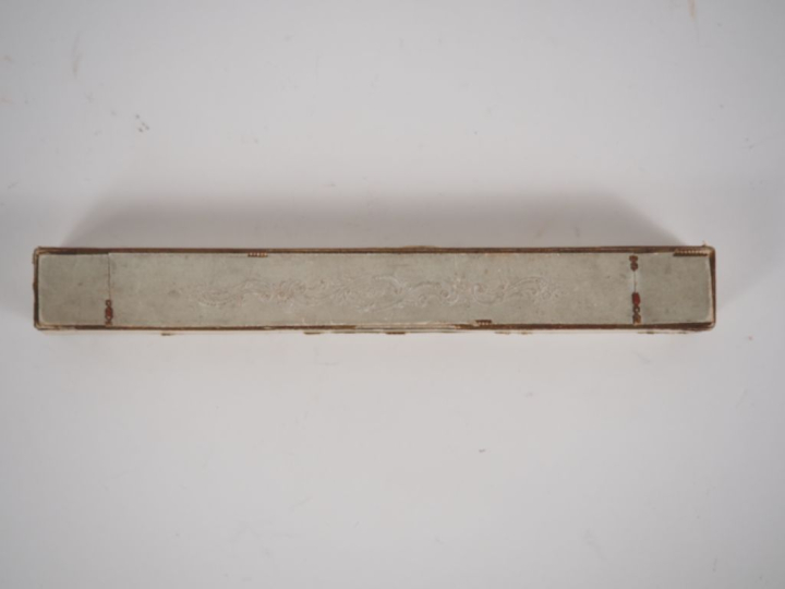 Eventail XIXème de style Louis XVI à décor d'une scène galante, 18 bri